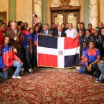 Atletas representarán RD en Toronto reciben bandera; prometen honrarla