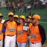 Equipo de Pelota reconoce la labor comunitaria de Llaniris Espinal