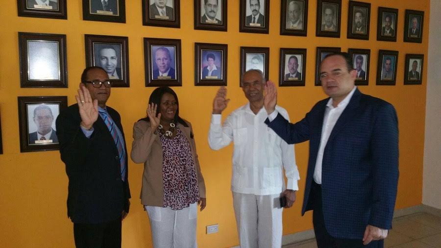 Miguel Surún Hernández juramenta a los miembros del Tribunal Disciplinario seccional Santiago