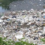 El rio Yaque del Norte, convertido en un riachuelo y un vertedero