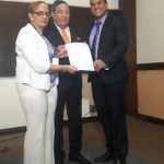 Carlos Cesar Álvarez y regidores electos por Santiago reciben certificado.