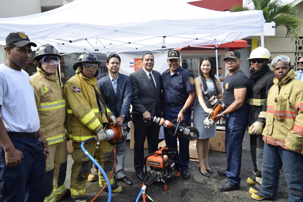 Patronato de Ayuda al Cuerpo de Bomberos de Santiago hizo entrega de un Kit de rescate vehicular a los bomberos de Santiago