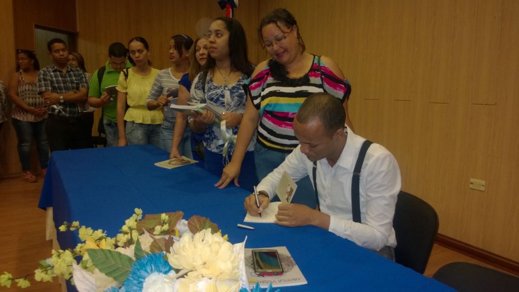 Talento joven de la UASD presentó poemario Oscula Versus