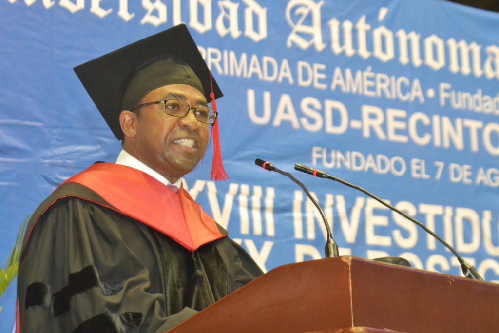 UASD Recinto Santiago gradúa 569 profesionales de Grado y 67 de Postgrado