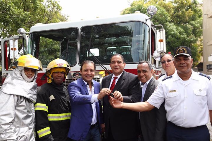 Patronato entrega nuevo camión bomba a Cuerpo Bomberos de Santiago