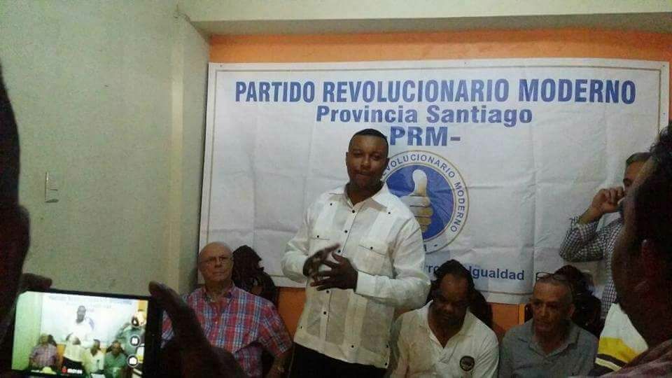 Erickson Peralta, coordinador de campaña del diputado Robinsón Díaz, se juramenta con Hipólito Mejía.