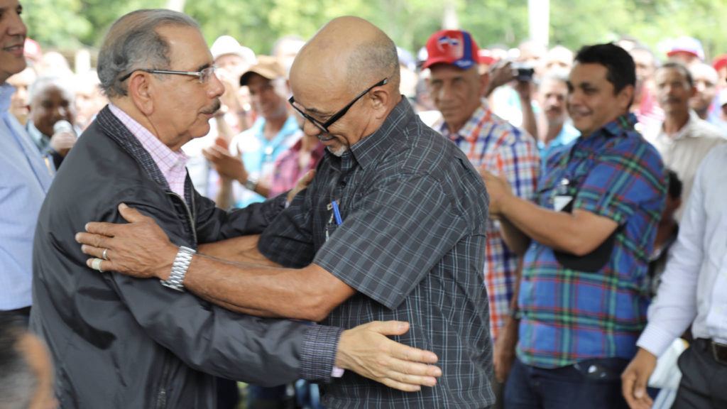 Danilo Medina lleva apoyo a productores de aguacate, Los Amaceyes,Tamboril.