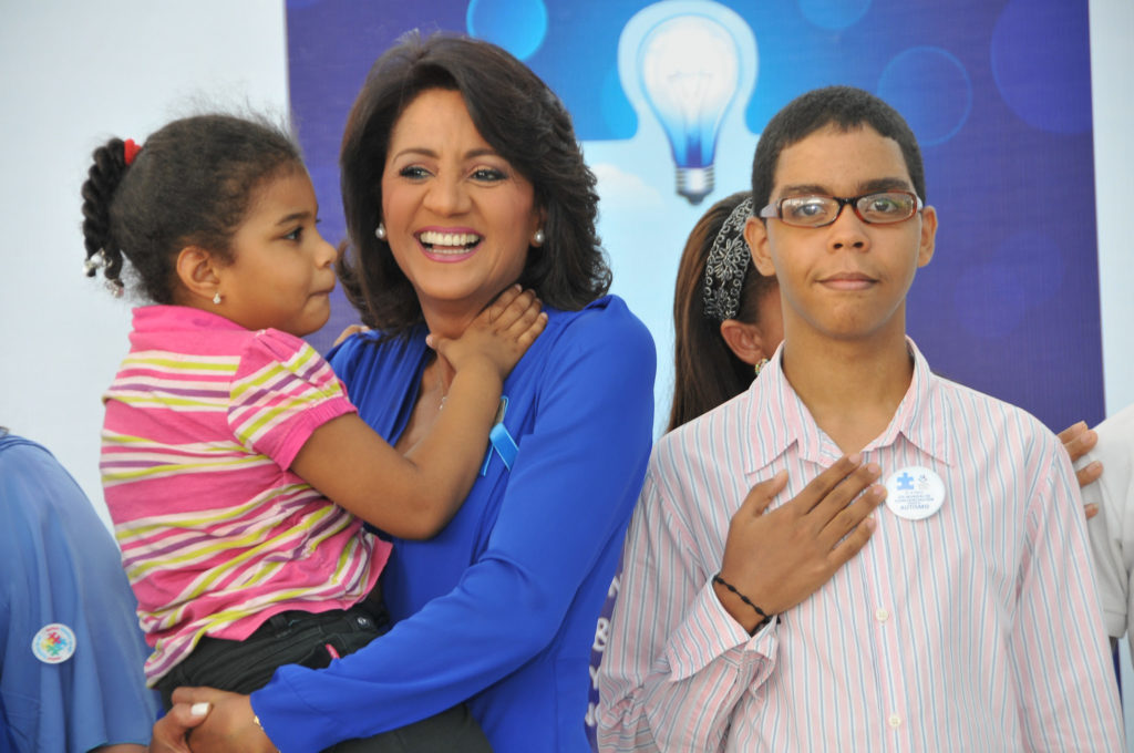 Primera Dama exhorta a crear ambiente adecuado y de inserción a personas con autismo