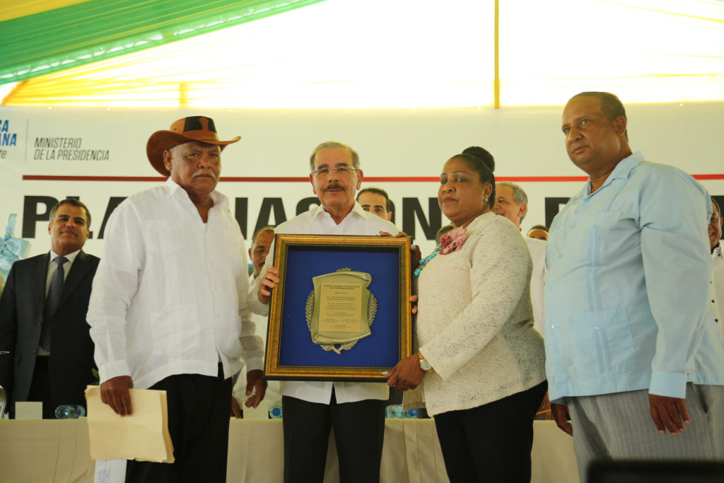 Danilo recibe reconocimientos por aportes a parceleros Reforma Agraria: más de 24 mil títulos, 119 proyectos y empoderamiento mujeres
