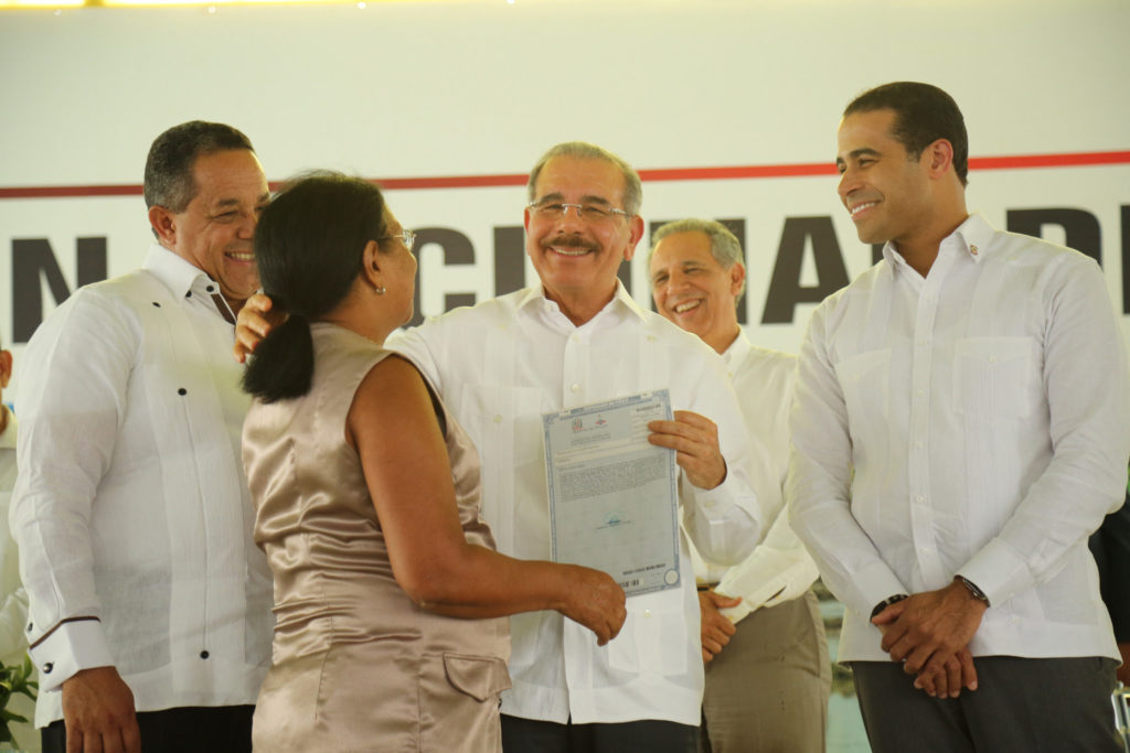 Gobierno celebra 56 aniversario Reforma Agraria y Día Nacional Titulación con entrega 923 títulos definitivos a familias Villa Altagracia