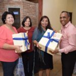 Luis José Estévez entrega regalos a madres de la zona sur de Santiago
