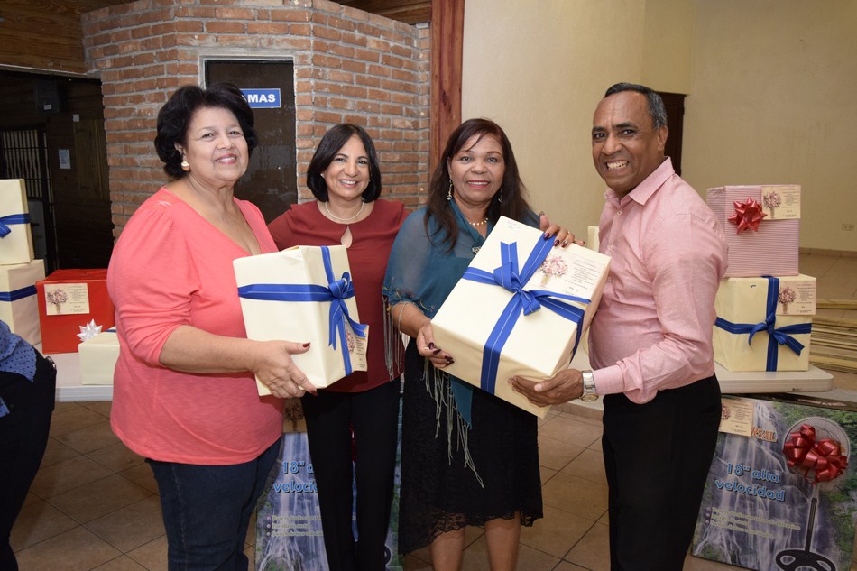 Luis José Estévez entrega regalos a madres de la zona sur de Santiago