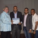 Fundación entrega certificados a jóvenes.