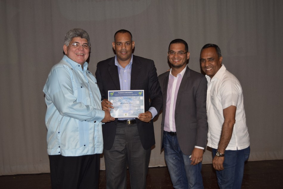 Fundación entrega certificados a jóvenes.
