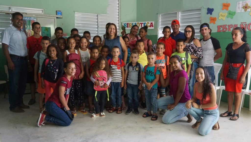 LÍDER COMUNITARIA, LLANIRIS ESPINAL, ENTREGA ÚTILES ESCOLARES EN JUNCALITO, JÁNICO.
