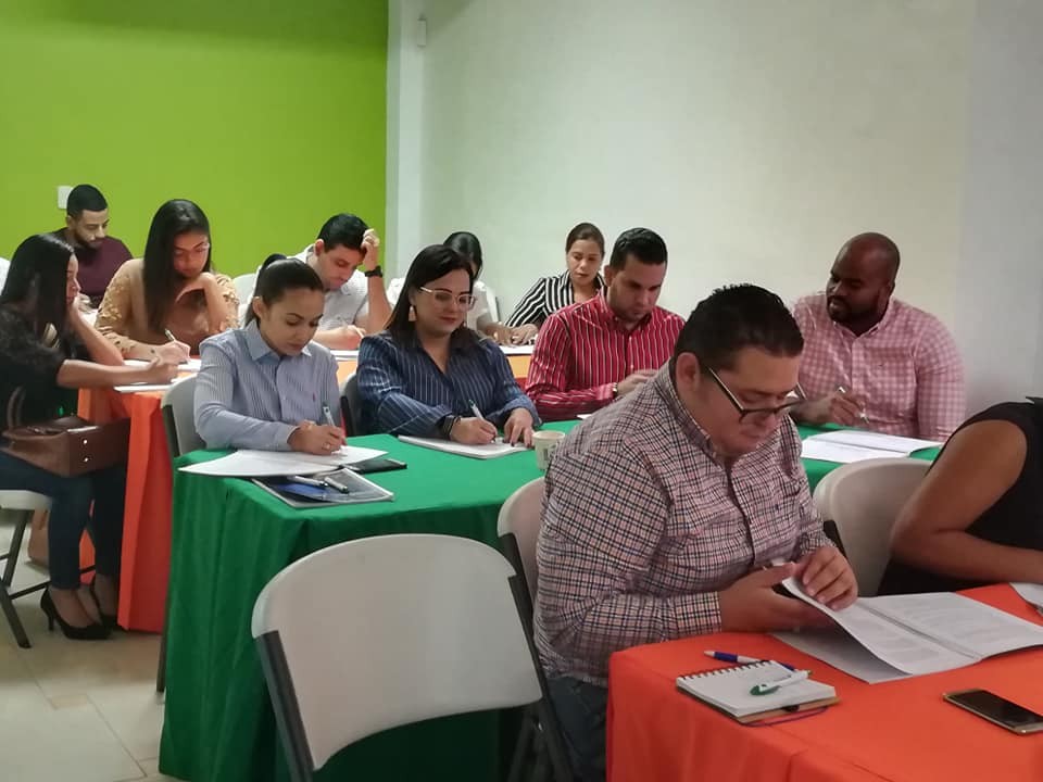 COOPMEDICA imparte taller de raíces griegas a médicos residentes