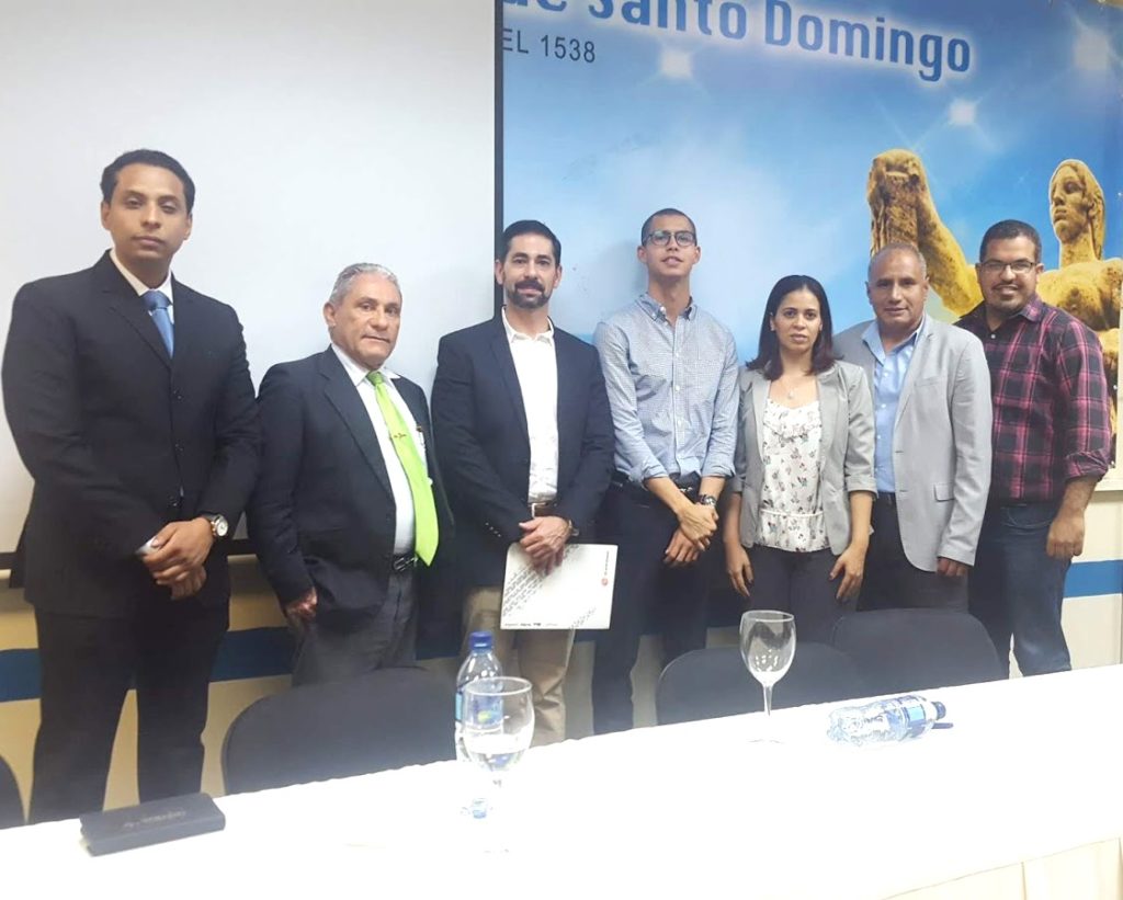 Universidad realiza encuentro con dos destacados emprendedores