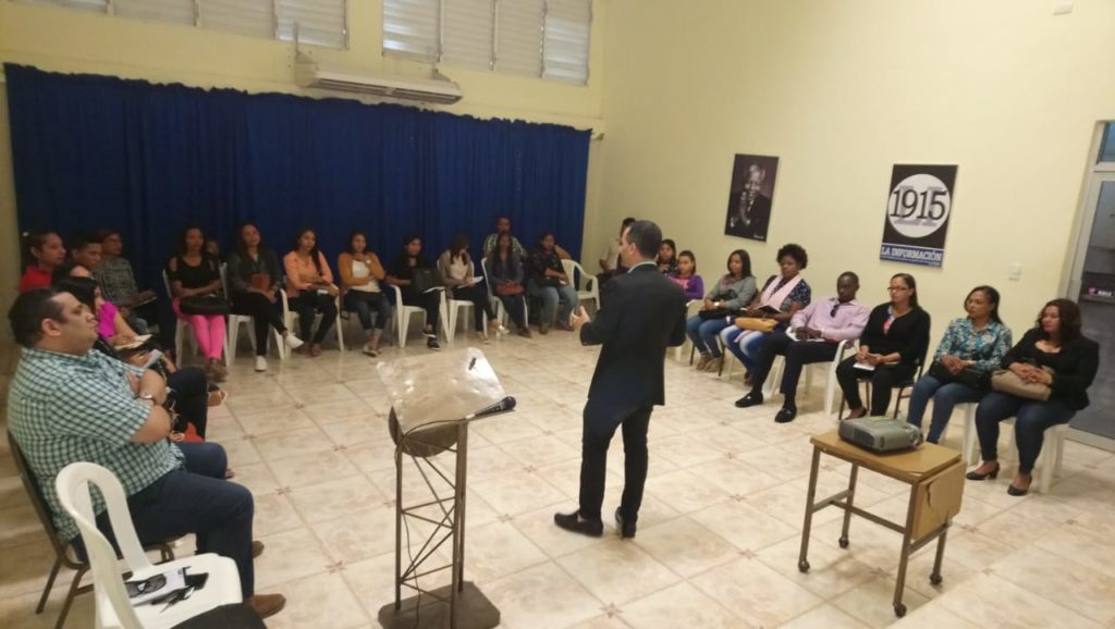 Especialistas disertan en el CDP Santiago sobre el arte de hablar en público