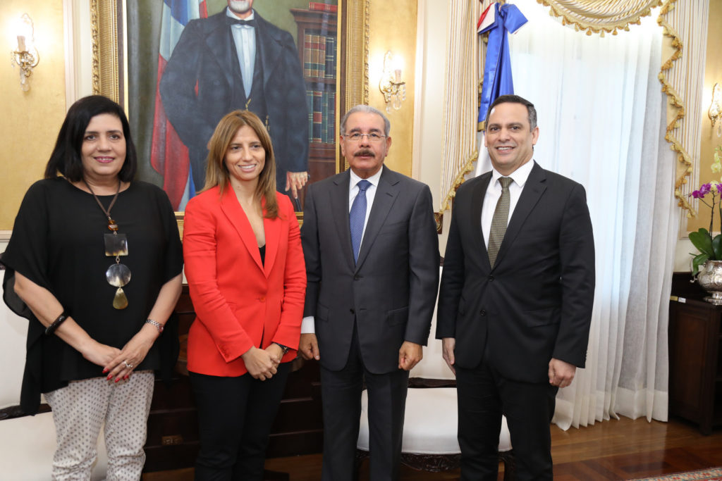Danilo Medina recibe visita cortesía presidenta Altice en el país, Ana Figueiredo. Empresa continuará apoyando República Digital