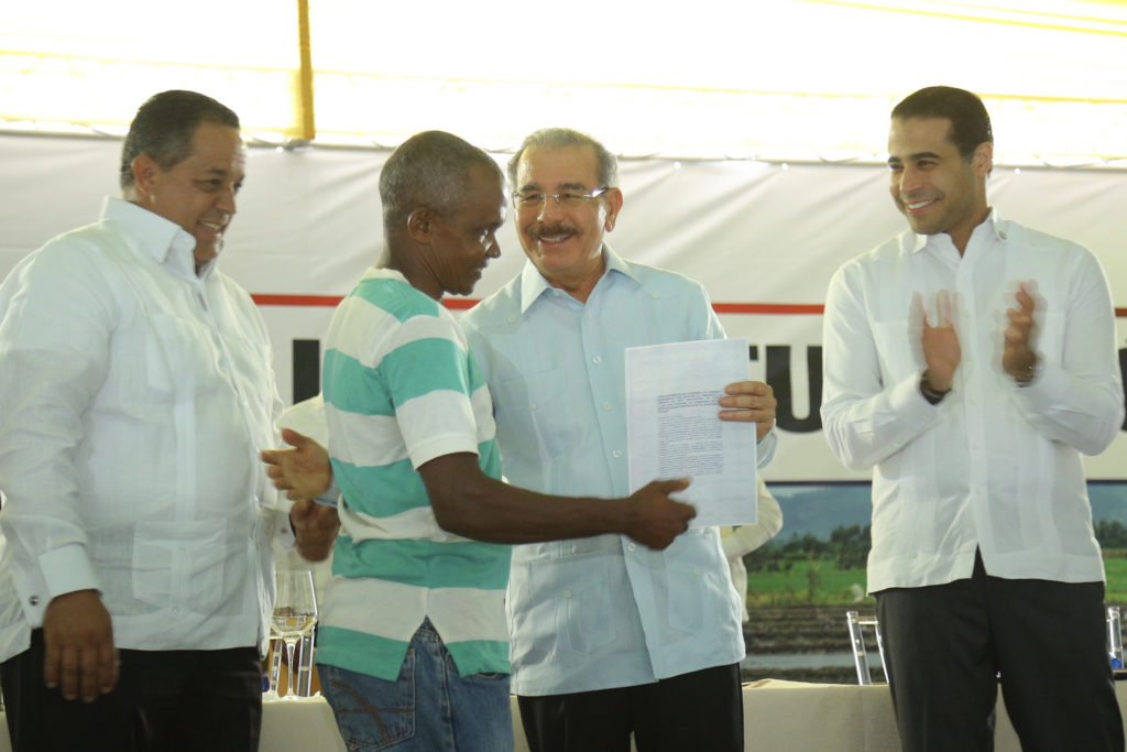 Entregan 550 títulos de propiedad a familias de Monte Plata