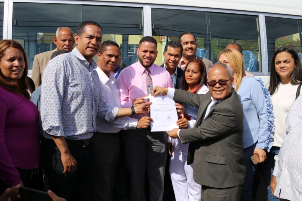 Presidencia y alcalde de Hato del Yaque, Fermín Noesí, entregan autobús a estudiantes universitarios.