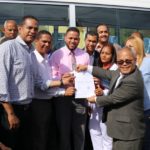 Presidencia y alcalde de Hato del Yaque, Fermín Noesí, entregan autobús a estudiantes universitarios.
