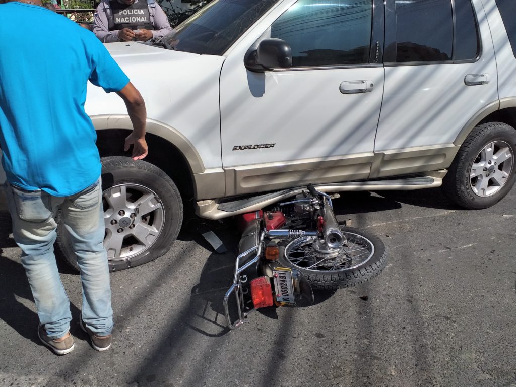 Joven resulta herida en accidente de tránsito en la Villa Olimpica de Santiago