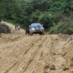 Moradores de Arroyo del Toro denuncian compañía por destruir su carretera con patanas cargadas de pinos.