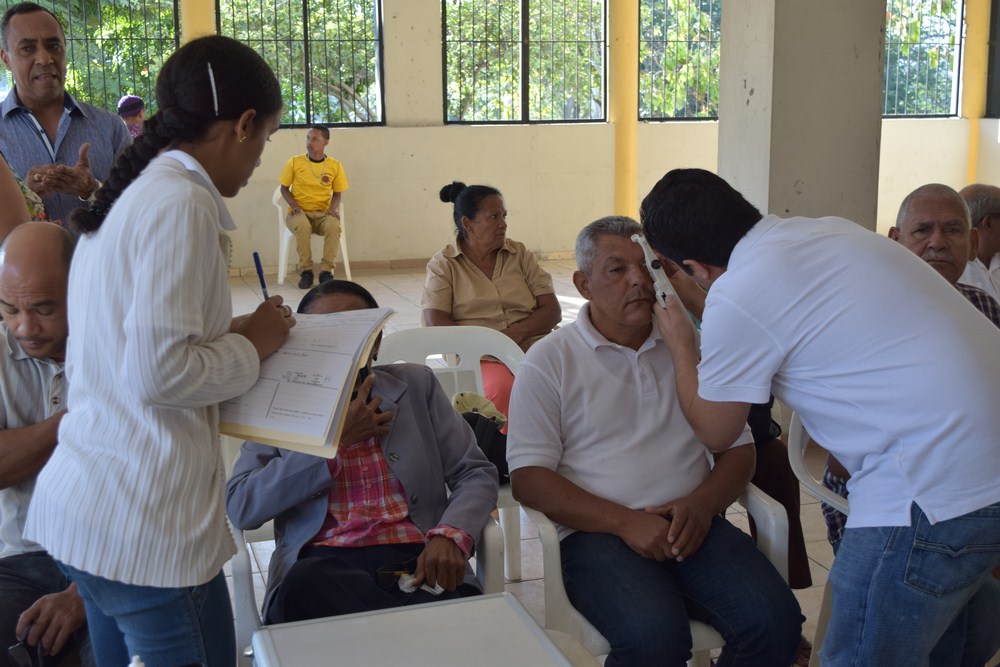 Wanda Ramírez y la Fundación Cirugía Oftalmológica llevan operativo de la vista en Nibaje.