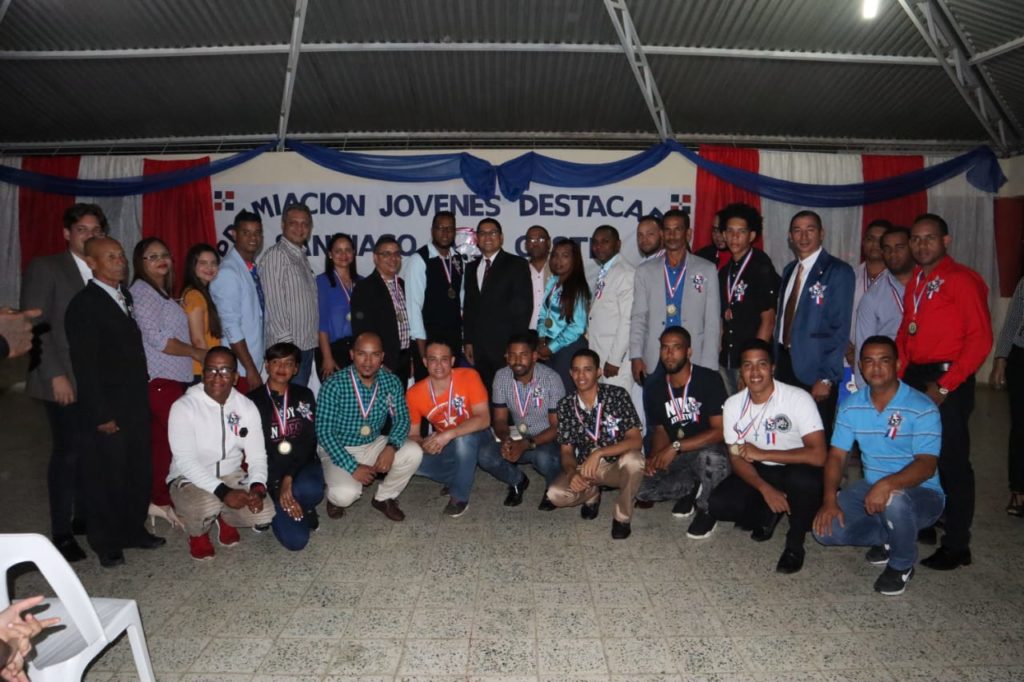 Regidor reconoce méritos de Jóvenes destacados en Santiago Oeste.