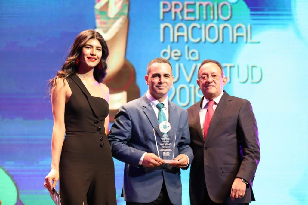 Periodista, politólogo y presidente de FUNDETROP, Nelson Reyes Estrella gana Premio Nacional de la Juventud