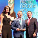 Periodista, politólogo y presidente de FUNDETROP, Nelson Reyes Estrella gana Premio Nacional de la Juventud