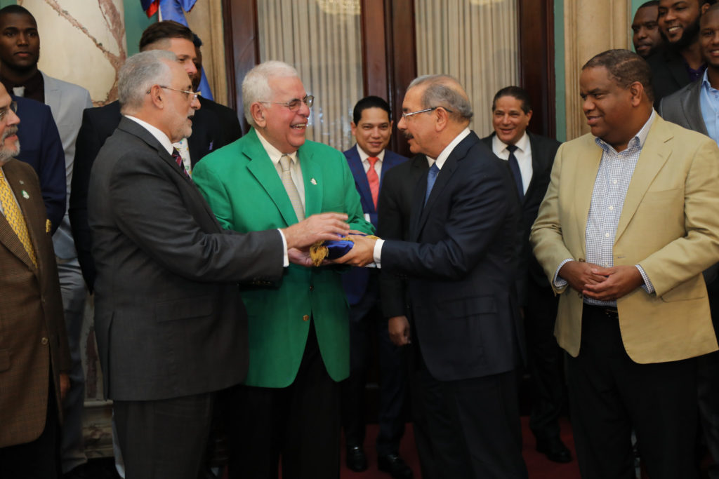 Presidente entrega Bandera Nacional a Estrellas Orientales
