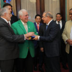 Presidente entrega Bandera Nacional a Estrellas Orientales