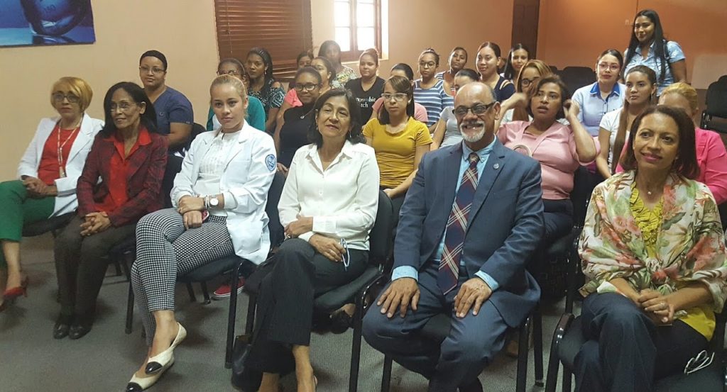 Ángel Ruíz Bazán presenta en Santiago reportaje de la carrera de Bioanálisis.