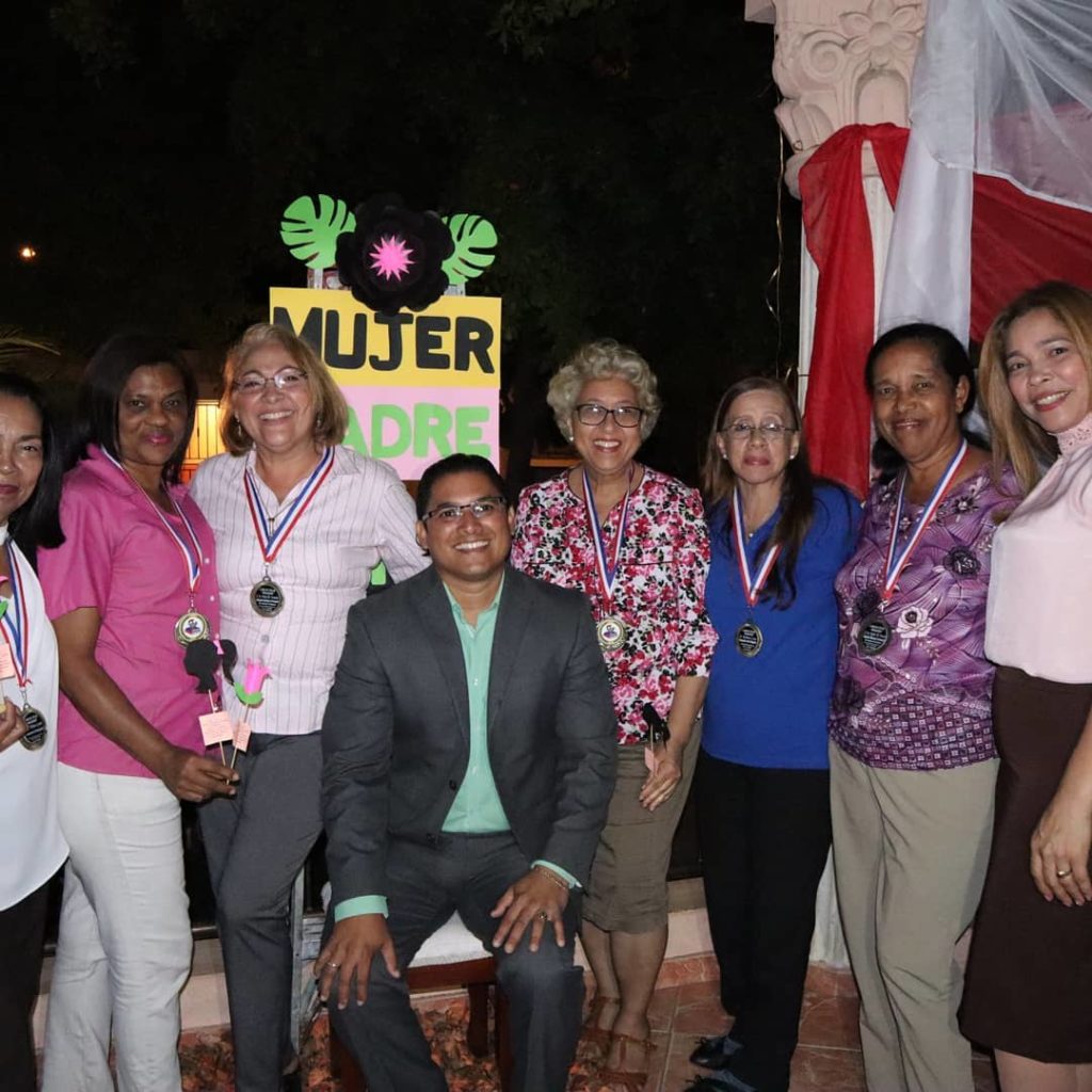 Regidor reconoce a 25 Mujeres Ejemplares en Santiago Oeste