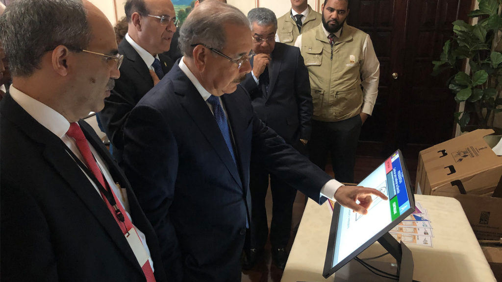 Presidente se reúne con pleno JCE