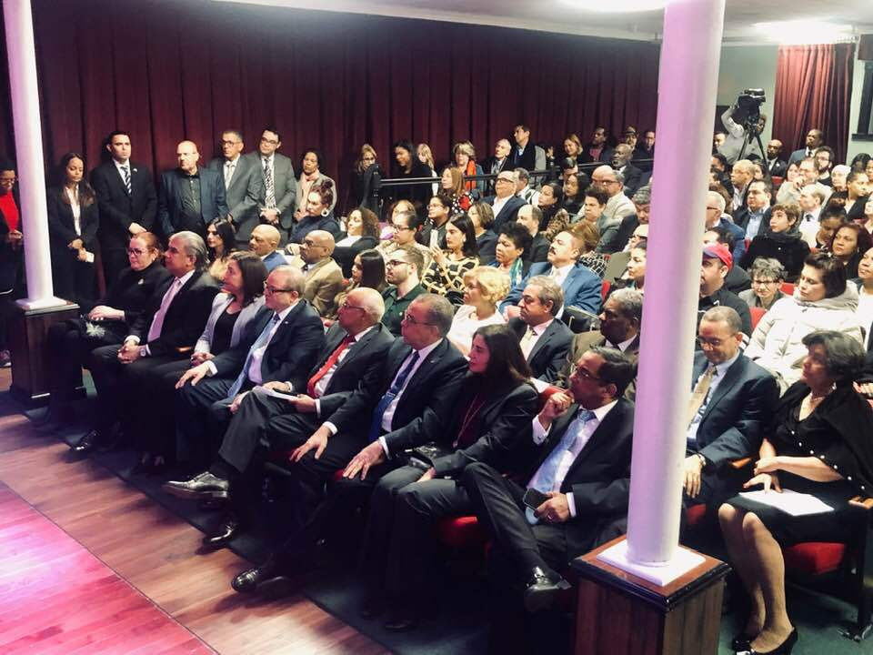 Embajador Jose Tomas Pérez pone en circulación su novela “La gente detrás del muro” en New York