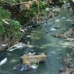 Cañada pone en peligro a varias familias