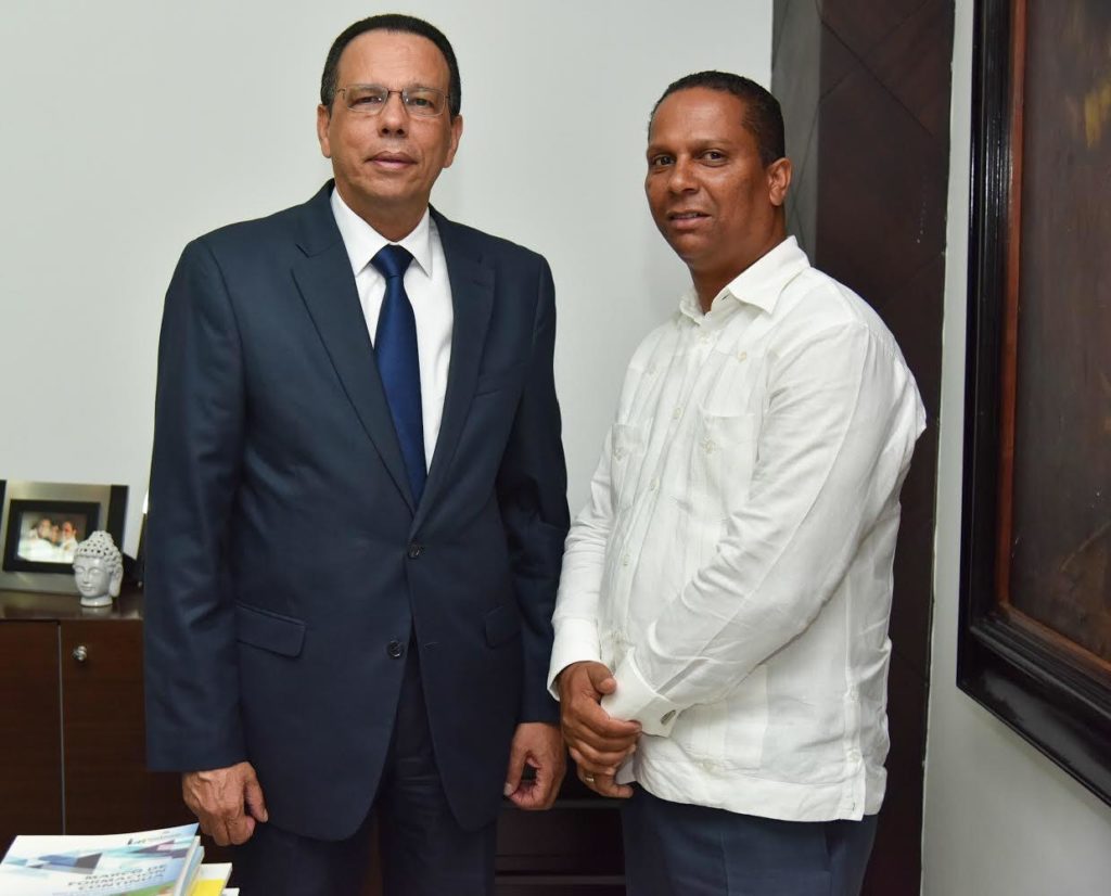 Ministro de educación recibe a Fermín Noesí, director del Distrito Municipal de Hato del Yaque.