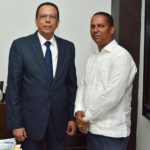 Ministro de educación recibe a Fermín Noesí, director del Distrito Municipal de Hato del Yaque.