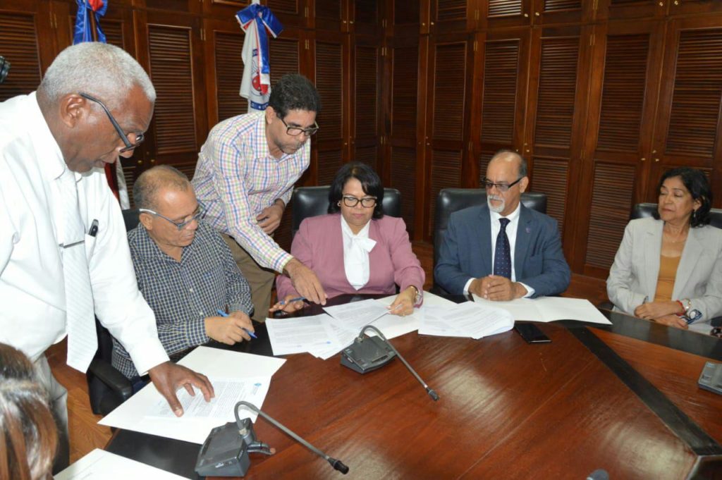 Rectora de la UASD firma convenios en Santiago con otras instituciones.