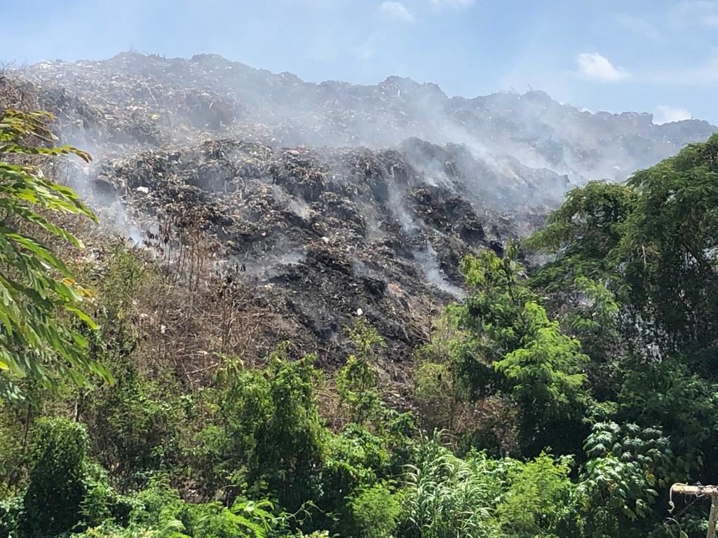 En Moca, Dirección De Medio Ambiente Local, entorpece Labores Para Apagar El Incendio Del Vertedero.