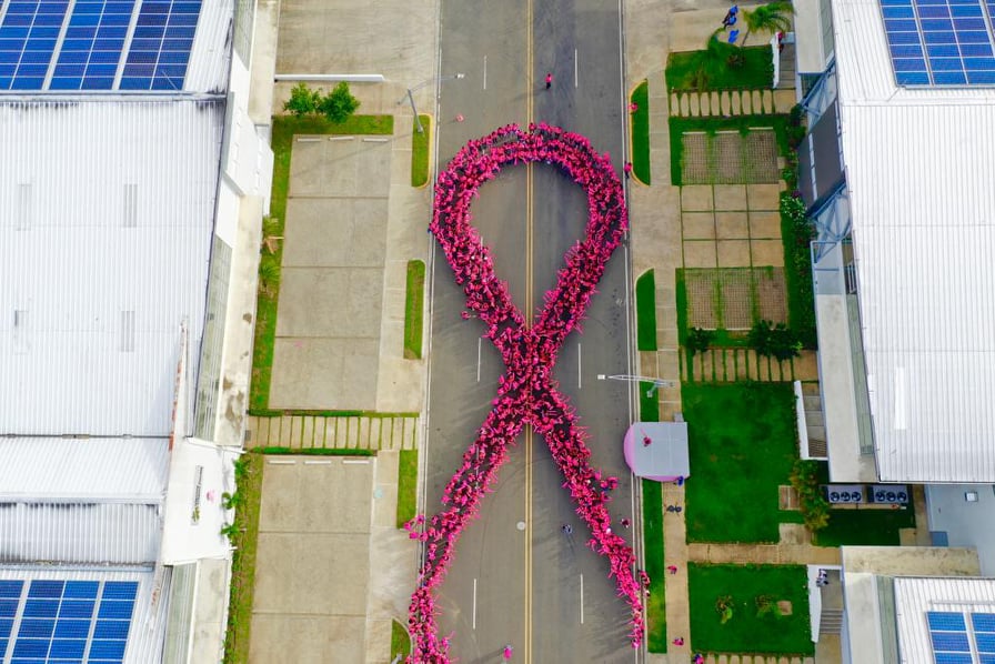 Contra el Cáncer de Mama, Realizan Gran Lazo Humano