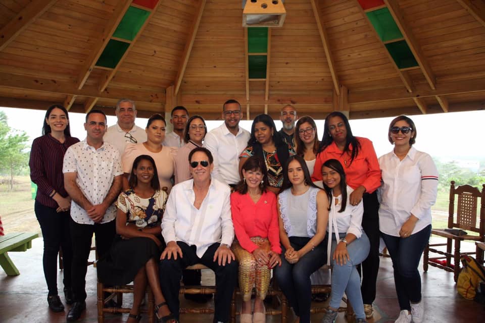 Embajadora de los EE. UU. realiza encuentro en Santiago con seguidores.