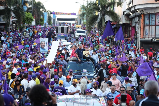 Danilo y Gonzalo encabezan caravana aniversario del PLD en la capital