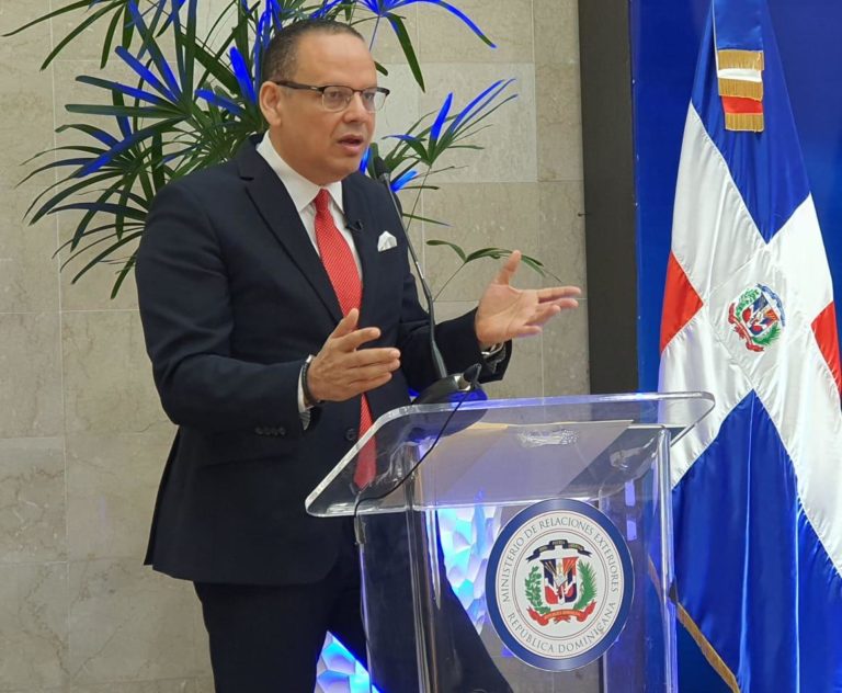 Trajano Potentini dicta conferencia en Cancillería sobre mecanismos vinculantes internacionales anticorrupción.
