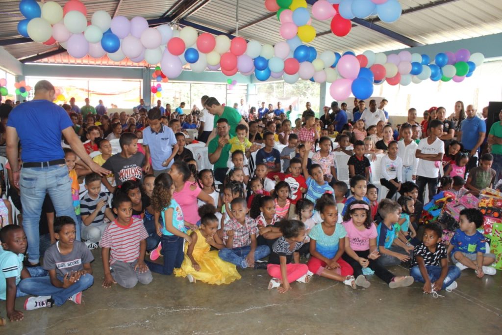 Nelson Javier entrega Juguetes a hijos de Internos de Rafey hombres