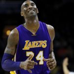 Con gran dolor reciben los admiradores de Kobe Bryant su muerte en accidente aereo.