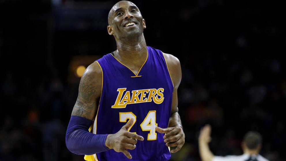 Con gran dolor reciben los admiradores de Kobe Bryant su muerte en accidente aereo.